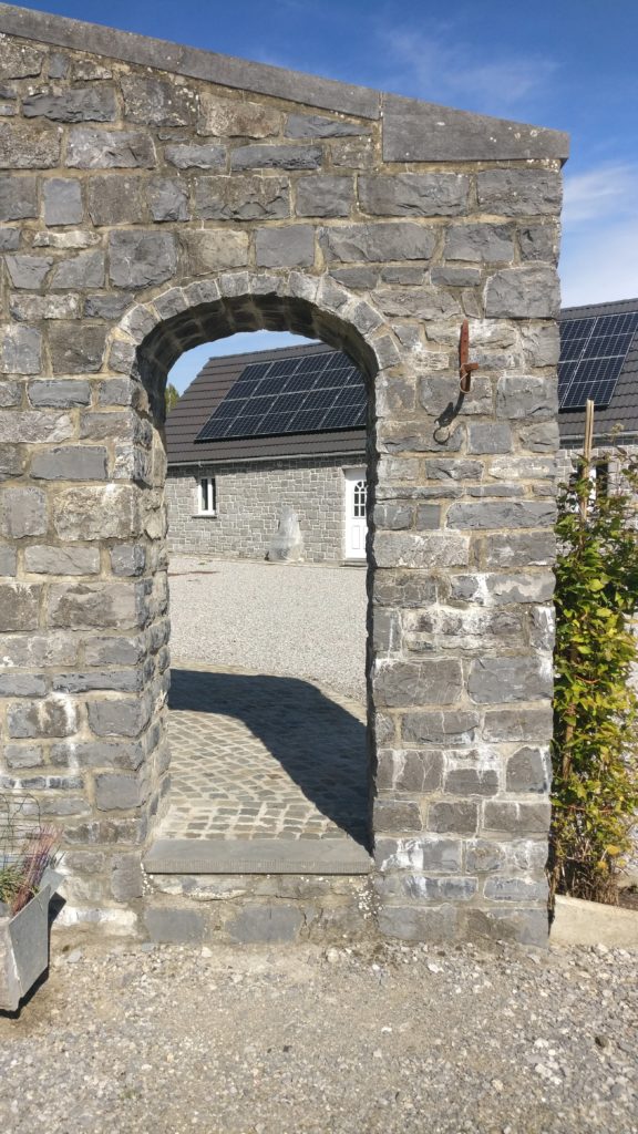 Ancienne porte en pierres - gîtes ruraux Mettet