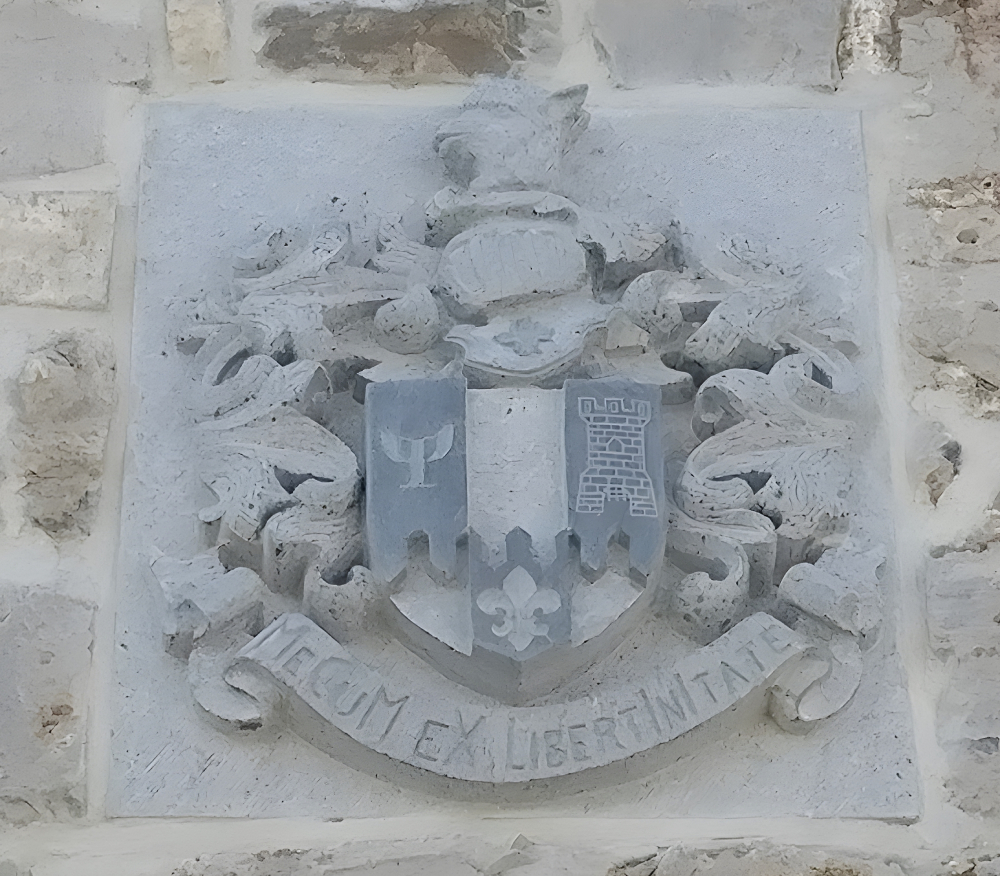 Blason sculpté dans la pierre