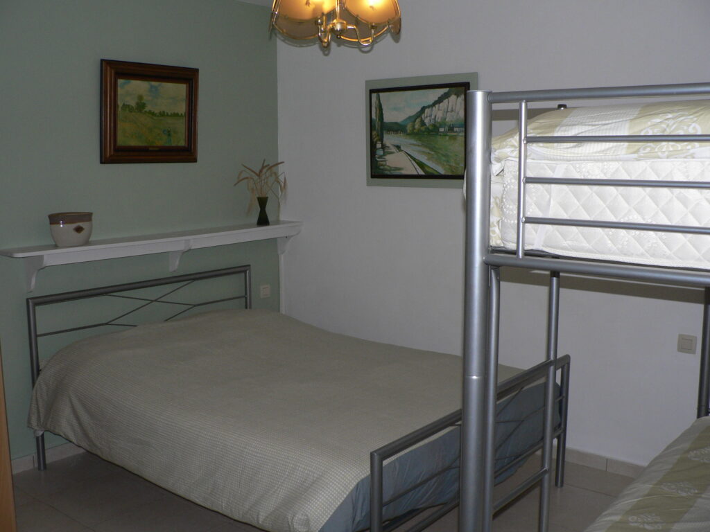 Chambre lit double et deux lits superposés Gîte rural La Toijolaine Mettet Wallonie